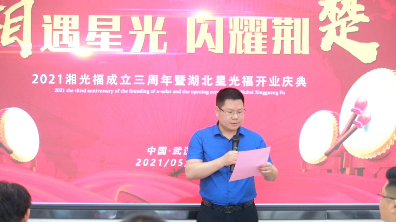 执着的“追光人”：我要让每一块修建质料，，，，都能自己发电！